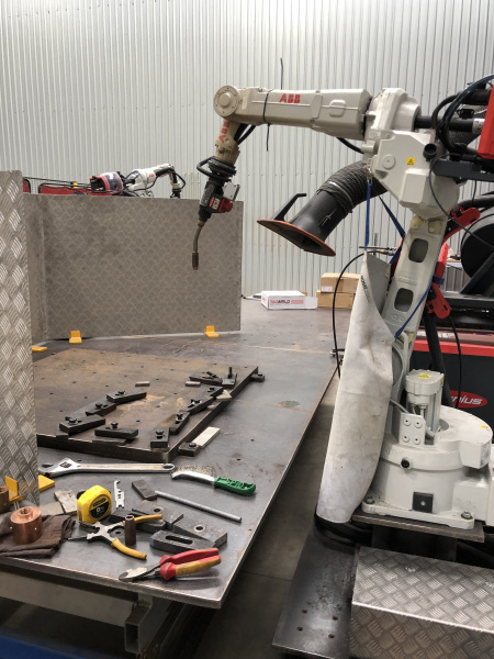 File:Welding robot.jpg